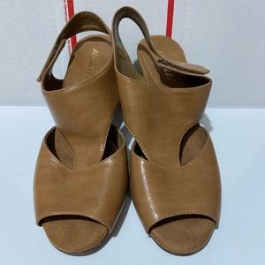 Aerosoles Vibrant Tan Cage HelledLeather Sandals Women’s. Size 8